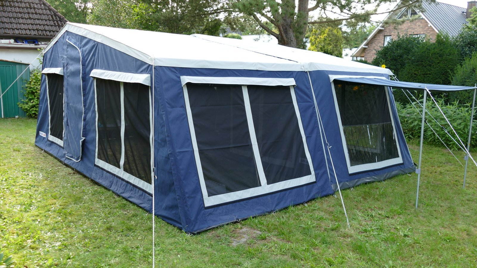 Remorque tente OUTDOOR L avec auvent et rehausses de ridelles