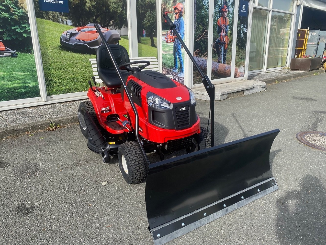 Tondeuse autoportée MTD OPTIMA LG 200 H avec lame à neige Standard Plus 120 cm