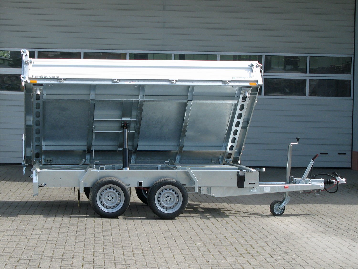 Benne trilatérale Humbaur HTK 3000.31 ALU à pompe électrique