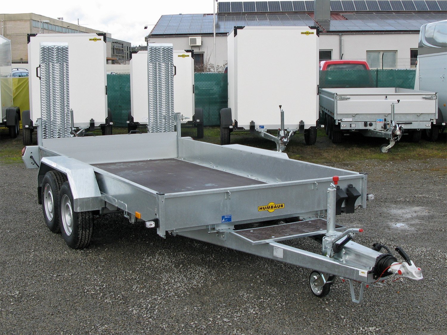 Remorque porte-engins Humbaur HS303016 avec 12 anneaux et rampes acier